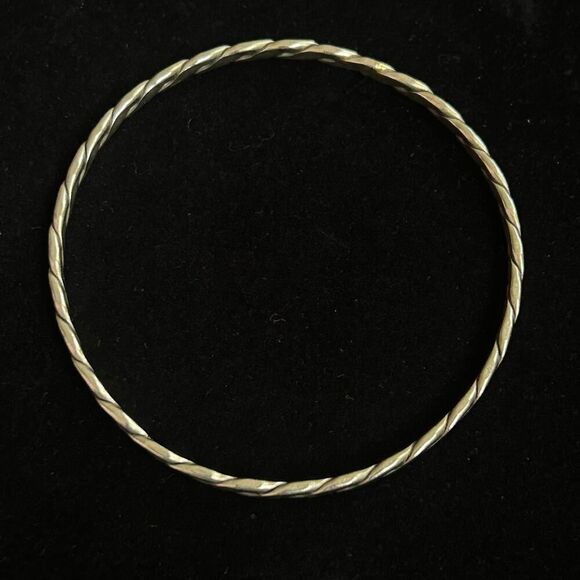 Vintage Marked Sterling Silver Hencho Mexico Twisted Bangle 2.65" 12 grams - Picture 6 of 7